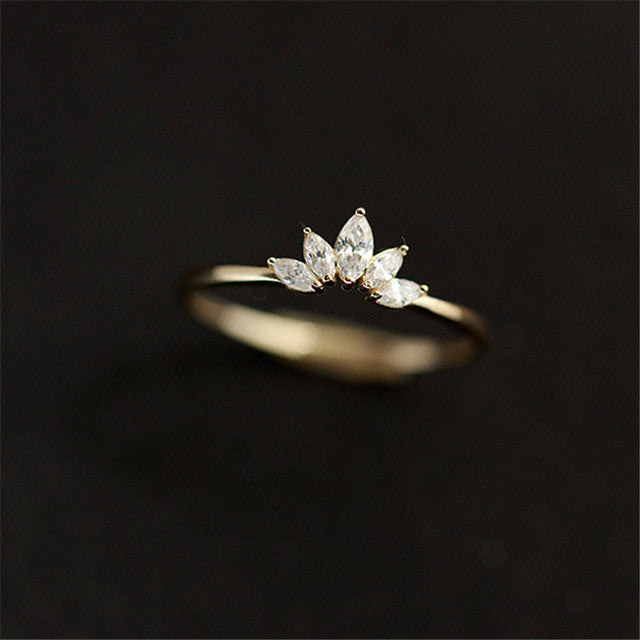 Anillo Exclusivo de Corona de Cristal de Oro