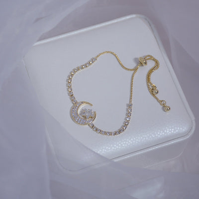 Brazalete de Luna Cresciente en Circonitas y Oro