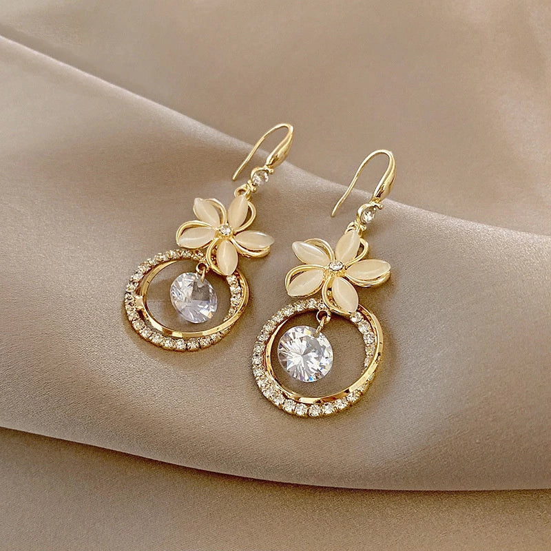 Aretes Colgantes Flor de Circonio de Cristal en Oro