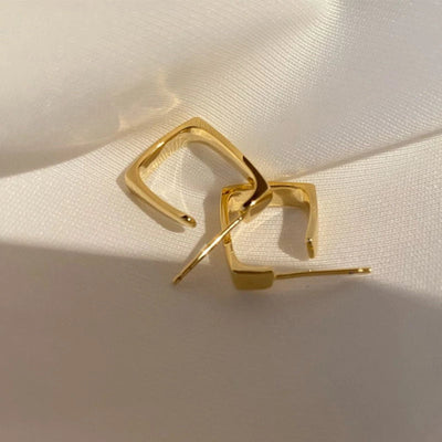 Aretes Minimalistas Geométricos de Aro en Oro