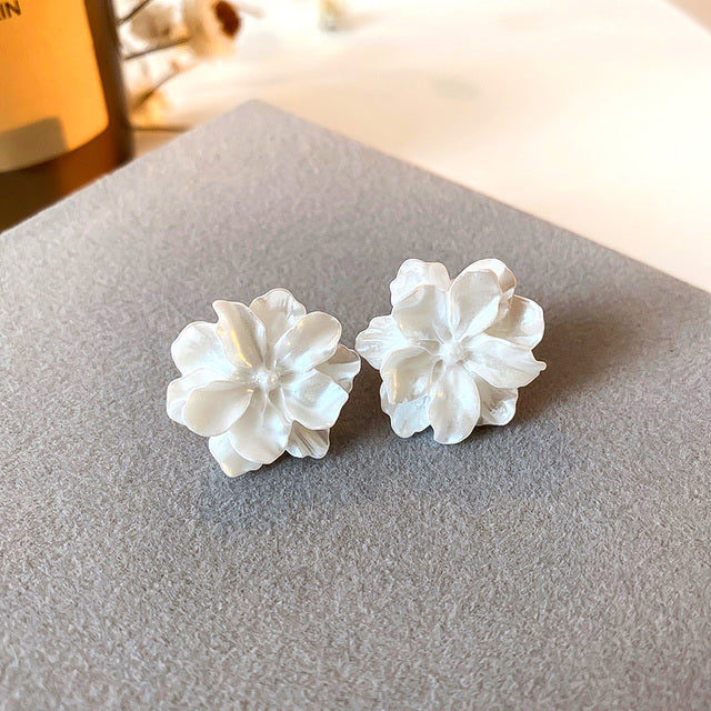 Aretes de Tuerca con Flor Blanca en Plata