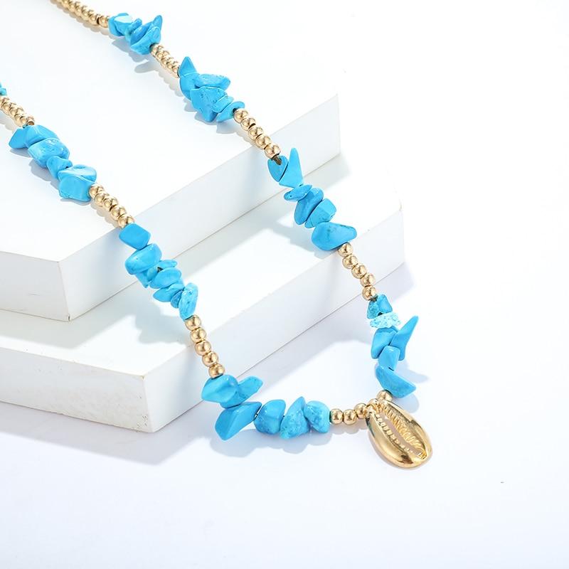 Collar de Concha Dorada y Piedras Naturales Hecha a Mano