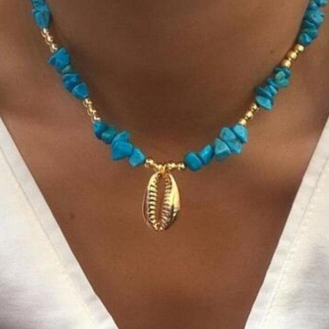 Collar de Concha Dorada y Piedras Naturales Hecha a Mano